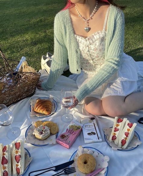 Picnic Date Outfits, Picnic Outfit Summer, Picnic Pictures, Tea Time Party, Picnic Outfit, Picnic Inspiration, Casual Party Outfit, Garden Picnic, Picnic Birthday