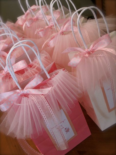 Tutu favor bags .. so cute for a little girl party Ballerina Baby Showers, Princess Crafts, Ballet Birthday, Tutu Party, Ballerina Birthday Parties, Ge Bort, Ballerina Party, Ballerina Birthday, Wrapping Ideas