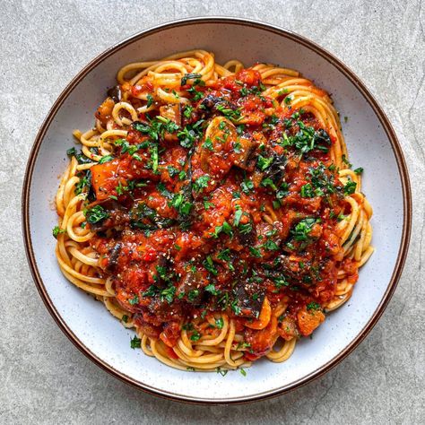 Aubergine & Tomato Pasta - Zena's Kitchen Aubergine Sandwich, Pasta With Aubergine, Eggplant Recipes Pasta, Aubergine Pasta, Miso Aubergine, Roasted Aubergine, Tomato And Feta, Aubergine Recipe, Basil Pasta Sauce