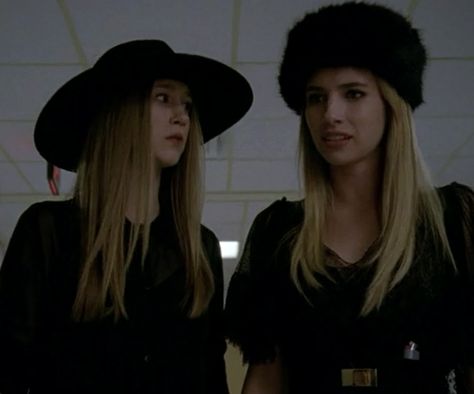 i swear everyone in coven was blond Ahs Cast, Madison Montgomery, Tate And Violet, American Horror Story 3, Ahs Coven, American Horror Story Coven, Evan Peters, Emma Roberts, Horror Story