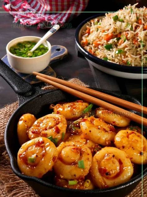 Delicious Spicy Food, Korean Appetizer Recipes, Japanese Spicy Food, Spicy Potato Noodles, Korean Potato Noodles, Korean Mushroom Recipes, Korean Starters, Korean Dishes Aesthetic, Spicy Potato Recipes