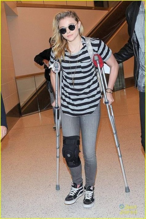 Chloe Moretz Style, Acl Knee, Long Leg Cast, Medical Procedures, Chloe Grace Mortez, Leg Cast, Chloë Grace Moretz, Lax Airport, Men Faces