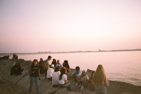 Teenage Friend Group, Summer Day Aesthetic, Friend Group Goals, Portuguese Summer, Friend Group Aesthetic, Summer Core, Summer Vibes Friends, Group Aesthetic, Surf Aesthetic