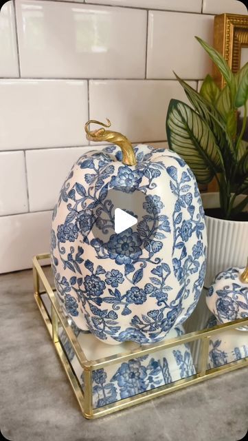 Decopodge Pumpkin, Chinoiserie Diy, Fancy Pumpkins, Autum Decorations, Diy Chinoiserie, Pumpkin Pottery, Fall Centerpieces Diy, Chinoiserie Pumpkins, Pumpkin Decorations