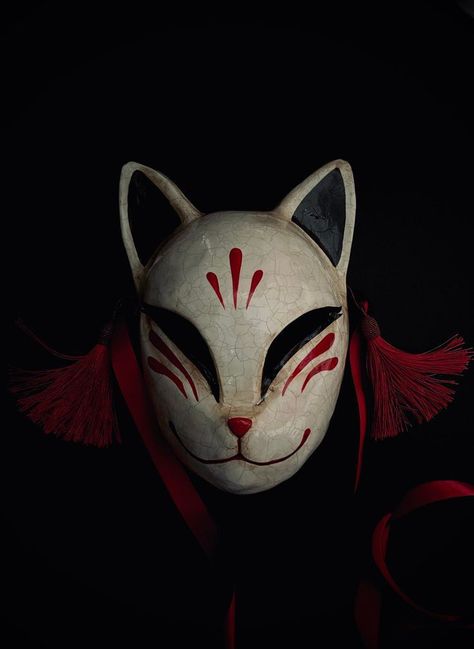 Kitsune Mask Full Face, Japanese Mask Fox, Japanese Mask Aesthetic, Wolf Mask Japanese, Kitsune Mask Traditional, Kabuki Mask Design Female, Japanese Animal Mask, Kitsune Mask Diy, Anime Mask Art