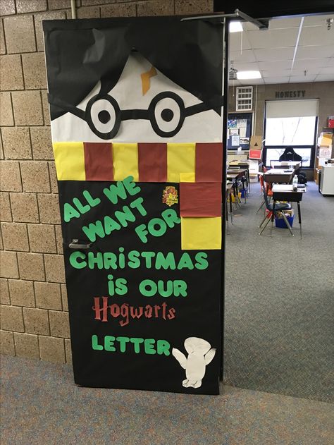 Harry Potter Christmas Door, Teacher Christmas Door Ideas, Harry Potter Classroom Door, America Decorations, Harry Potter Bulletin Board, Hogwarts Classroom, Holiday Teacher Appreciation, Harry Potter Themed Christmas, Winter Classroom Door