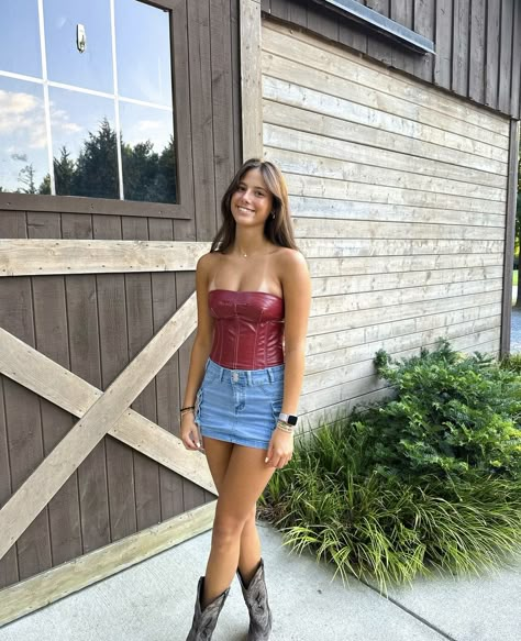 Rodeo Carnival Outfits, Country Frat Party Outfit, Stagecoach Outfits Women, Luke Combs Outfit, Zach Bryan Outfit Concert Ideas, Lainey Wilson Outfits Concert Ideas, Country Concert Outfit Summer Casual, Corset Top Concert Outfit, Treaty Oak Concert Outfit