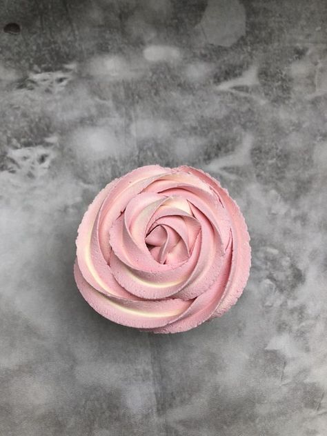 Learn how to pipe beautiful authentic buttercream Swirl Roses with my Taylor Made video tutorial. Piping Roses Tutorial, Buttercream Mums Tutorial, Piping Buttercream Roses, How To Make A Buttercream Rose, Swirl Frosting Technique, How To Make Buttercream Roses, Rose Piping Tutorial, Cupcake Swirl Frosting Techniques, Icing Roses Tutorial