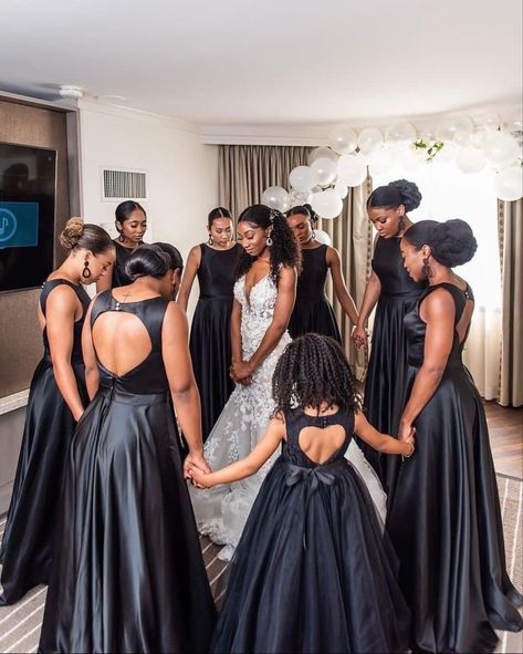 Black People Weddings, Bride And Bridesmaid Pictures, Latest Wedding Gowns, Bridesmaid Poses, Beautiful Marriage, Bridesmaid Pictures, Black And White Wedding Theme, Bridesmaid Photoshoot, Gorgeous Bridesmaid Dresses