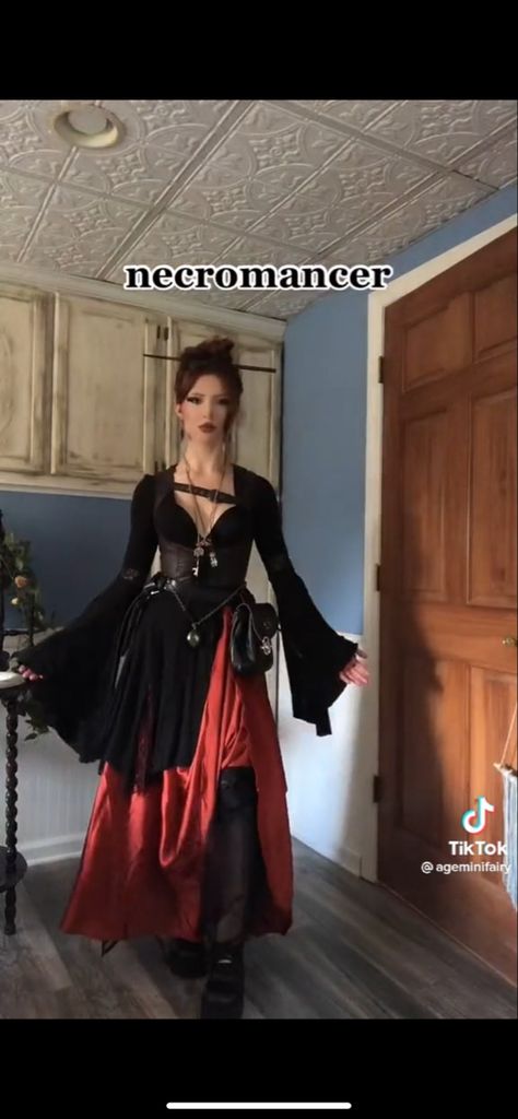 Dark Fairytale Outfit, Ren Faire Outfits Chainmail, Vampire Ren Faire, Ren Faire Witch Accessories, Dark Maiden Outfits, Ren Faire Assassin Female, Dark Fairy Ren Faire, Reinfare Outfits, Dark Ren Faire Costume