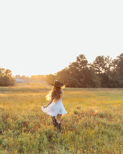 Golden hour moment🌞🧺🌾🤎 #houston #houstonphotographer #tomball #woodlands #texas #texasphotographer #texasphotography #houstontx #houstonphotographystudio #houstonphoto #seniorsunday #senior #seniorpictures #seniorportraits #seniorszn #seniorphotos #photography #photographer #goldenhour #goldenhourphotography #cowgirlphotoshoot Farm Girl Photoshoots, White Dress Country Photoshoot, Summer Boho Aesthetic, Country Inspired Photoshoot, Pictures In Dresses Photo Ideas, Pasture Senior Pictures, Cowgirl Field Photoshoot, Country Themed Senior Pictures, Country Photoshoot Outfits