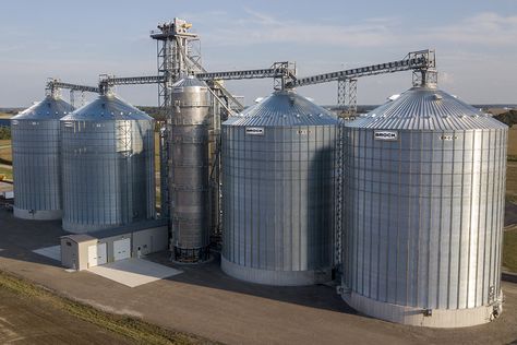 EVEREST® Commercial Grain Bins - Brock Grain Systems Grain Bin House, Farm Toy Display, Bin House, Grain Bins, Physics Notes, Toy Tools, Grain Storage, Toy Display, Farm Toys