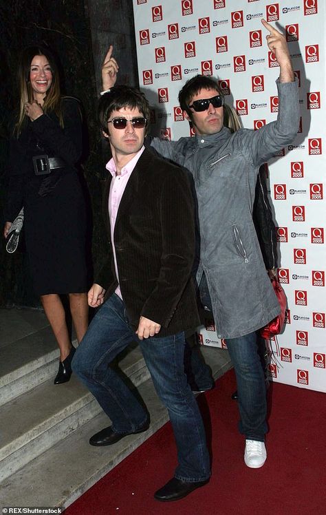 Oasis Brothers, Noel Gallagher Young, Liam And Noel Gallagher, Liam Gallagher Noel Gallagher, Mens Dressy Casual, Oasis Album, Wonderwall Oasis, Liam Gallagher Oasis, Liam And Noel