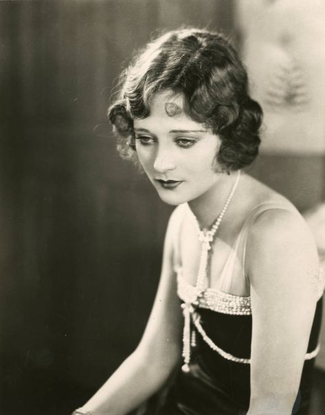 Silent film actress Dolores Costello. - Sayre (J. Willis) Collection of Theatrical Photographs - University of Washington Digital Collections Roaring 20s Hairstyles, 20s Hair, Dolores Costello, 1920s Women, 1920s Hair, Louise Brooks, Silent Movie, Foto Vintage, Short Blonde