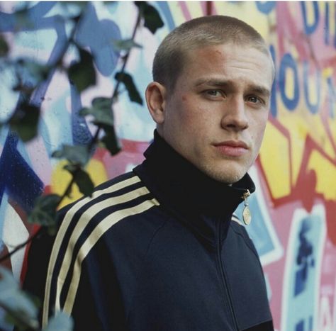 Shaved head, Charlie (young) Foto Langka, Green Street, Shaved Head, Charlie Hunnam, British Men, Sons Of Anarchy, British Actors, Man Crush, Cortes De Pelo