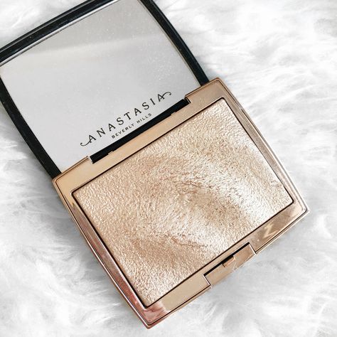 Anastasia Beverly Hill Amrezy Highlighter Good Highlighter Makeup, Highliters Make Up, Highlighter Makeup Products, Highlighter Aesthetic, Anastasia Highlighter, Make Up Highlighter, Highlight Products, Anastasia Beverly Hills Highlighter, Highlighters Makeup