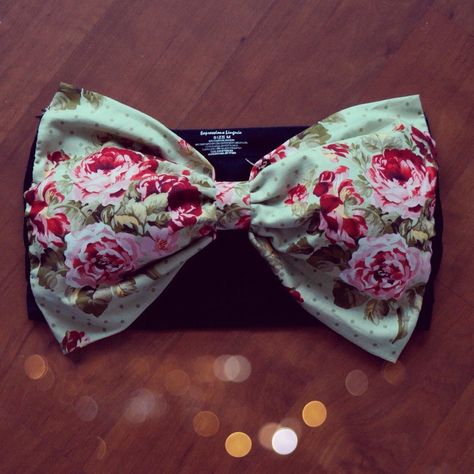 DIY Bow bandeau. I must make this! Diy Strapless Bra, Bow Bandeau, Floral Crafts, Hair Ribbons, Bandeau Bra, Vintage Diy, Fabric Craft, Big Bow, Diy Bow