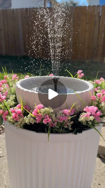 Homemade Water Fountains, Fountain Diy, Diy Solar Fountain, Diy Jardin, Diy Water Feature, Diy Water Fountain, Solar Water Fountain, Garden Water Fountains, Diy Garden Fountains