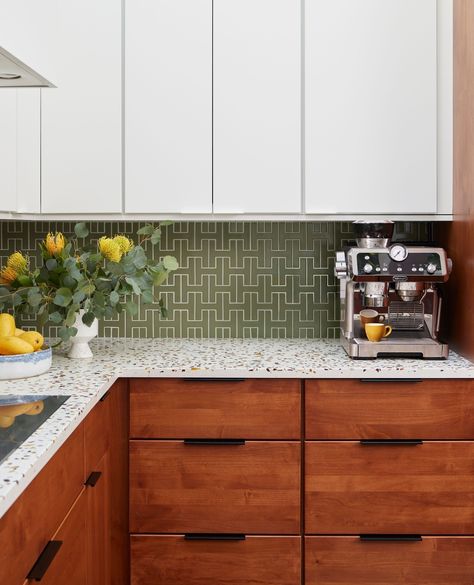 Fireclay Tile | Midcentury magic is in the details! ✨ ⁠ Our #fireclayChaineHomme Tile in #fireclayPeabody adds a lush olive-green touch in this kitchen. 💚 … | Instagram Vintage Kitchen Backsplash, Green Kitchen Backsplash, Midcentury Modern Kitchen, Olive Green Kitchen, Modern Backsplash, Mcm Kitchen, Bold Kitchen, Kitchen Tiles Design, Kitchen Refresh