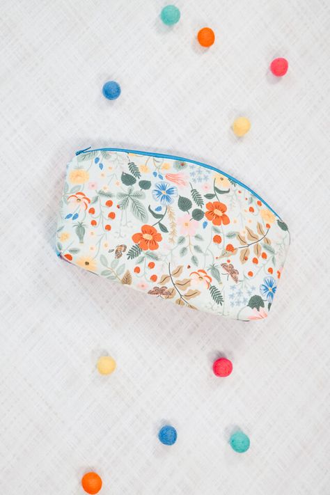 Free Curved Top Zipper Pouch Pattern • Heather Handmade Bandana Bib Pattern, Zipper Pouch Pattern, Beginning Sewing, Baby Bloomers Pattern, Pencil Skirt Pattern, Free Pdf Sewing Patterns, Baby Bibs Patterns, Pouch Sewing, Sewing Machine Feet