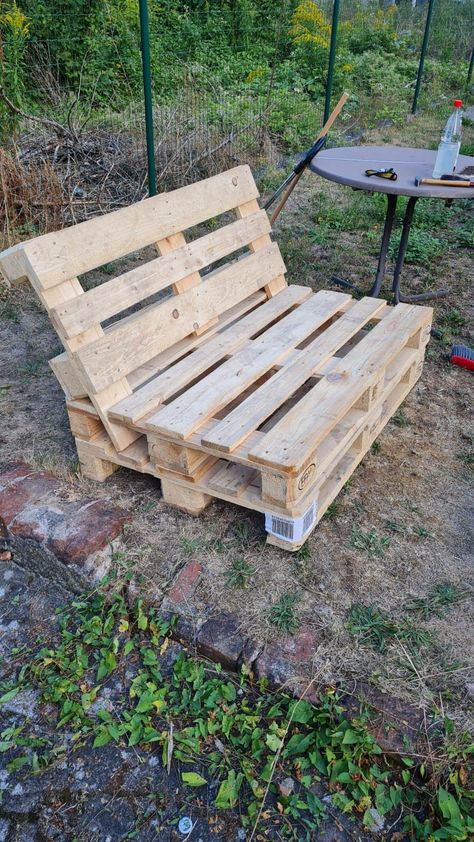 Pallet Patio Furniture Diy, Balcon Mic, Pallet Garden Furniture, Pallet Patio Furniture, Pallet Patio, Diy Couch, Pallet Furniture Outdoor, Diy Furniture Couch, Furniture Plans Free