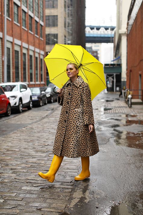 Blair Eadie wearing a cheetah print coat by Marc Jacobs and yellow rain boots by Hunter // Click through to see more rainy day style on Atlantic-Pacific Rain Boots Street Style, Rain Street Style, Yellow Rain Boots Outfit, Rainy Day Street Style, Rainy Season Fashion, Rain Boots Outfit, Procreate Character, Aigle Boots, Rain Boot Outfit