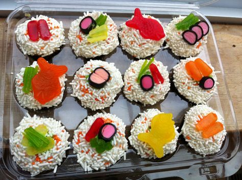 Sushi Cupcakes, Sushi For Kids, Candy Sushi, Japanese Party, Sushi Cake, Sushi Party, Creative Cupcakes, Cupcake Designs, Sushi Recipes