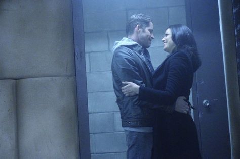 Regina And Robin, Robin And Regina, Outlaw Queen, Time Photo, Real Life Stories, Robin Hood, Where The Heart Is, Once Upon A Time, Movies And Tv Shows