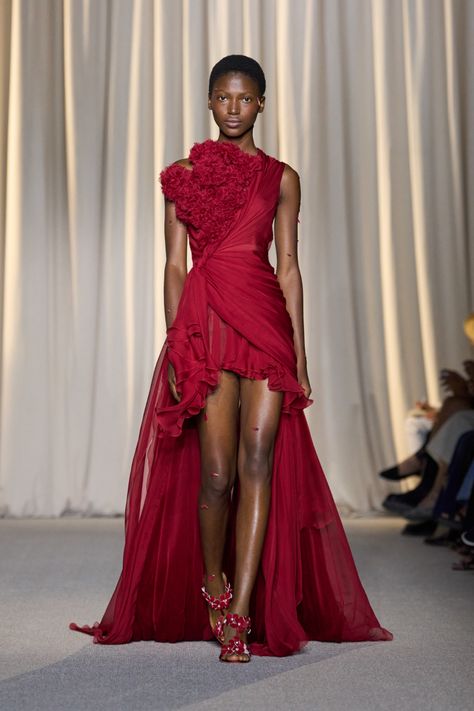 Giambattista Valli Couture F/W 2024 - Valli Hc F24 - 35 Valentino Red Carpet, Valentino 2024, Dreamy Fashion, Posh And Becks, Giambattista Valli Couture, Valentino Runway, Giambattista Valli Haute Couture, Dream Fashion, Valentino Couture