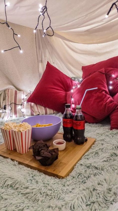 Create the ultimate movie night with these gift basket ideas! 🎬🍿 From tasty snacks to cozy blankets, make every film a cinematic experience. 🎁✨ #MovieNightIdeas #GiftBasketMagic