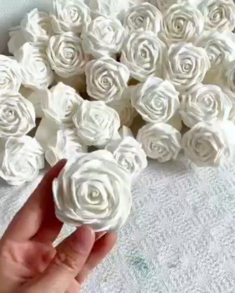 Toilet Paper Rose, Toilet Paper Flowers, Diy Toilet Paper, Paper Roses Diy, Tissue Paper Flowers Diy, Tissue Paper Crafts, How To Make Rose, Diy Flores, Ribbon Crafts Diy