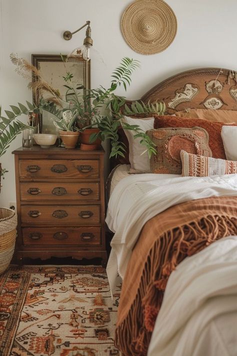 Eclectic Scandinavian Bedroom, French Boho Bedroom, Boho Bedroom Nightstand, Bedroom Nightstand Decor, Boho Vintage Decor, Boho Bedroom Furniture, Bedroom Ideas Inspiration, Bedroom Nightstand, Nightstand Decor