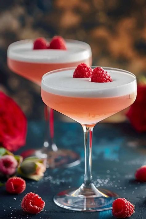 French Martini - BeCentsational French Kiss Drink, French Martini Aesthetic, French Martini Chambord, French Kiss Martini, French Kiss Cocktail, Easy Fancy Cocktails, French Cocktails Recipes, Pink Vodka Cocktails, Low Calorie Martini