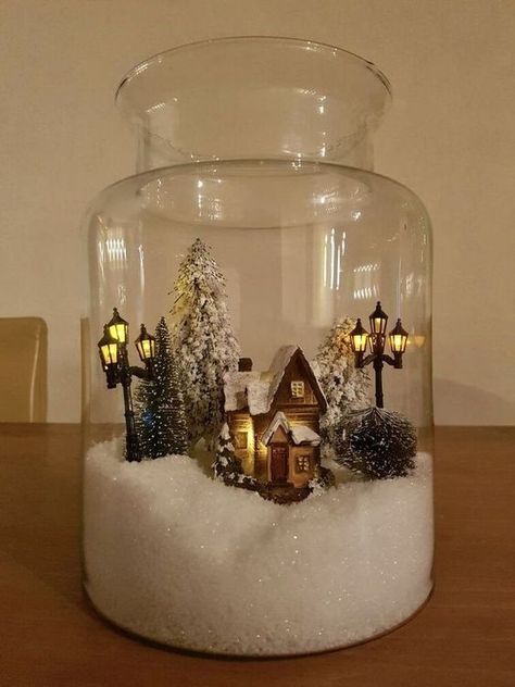 a jar with faux snow, a mini house, some bottle brush Christmas trees and street lights is an amazing Christmassy terrarium Appetizers Christmas, Christmas Vases, Bottle Brush Christmas Trees, Tree Themes, Christmas Jars, Merry Christmas Decoration, Christmas Lanterns, Christmas Tree Ideas, Holiday Crafts Christmas