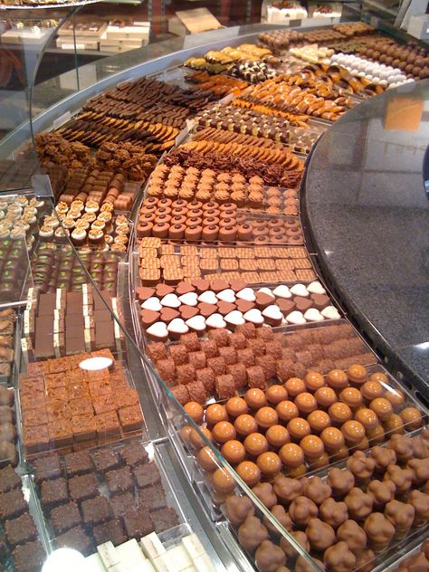 Switzerland Chocolate | Musings by Wurtz: Bern: Swiss Capital Switzerland Desserts, Switzerland Chocolate, International Chocolate Day, Swiss Food, Chocolate House, Chocolate Stores, Chocolate Photos, Desain Pantry, Swiss Chocolate