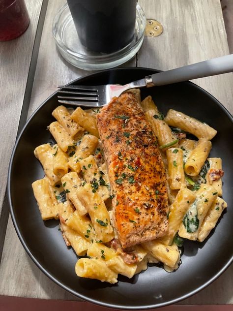 Salmon Alfredo Pasta, Salmon Alfredo, Pasta With Vegetables, Creamy Salmon, Pasti Sani, Idee Pasto, Healthy Food Inspiration, Easy Healthy Meal Prep, Healthy Food Dishes