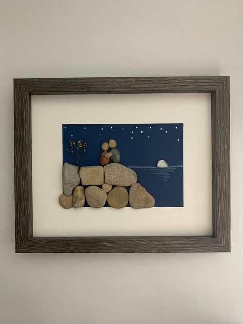 River Rock Crafts, Rock Polishing, Christmas Pebble, Pebble Crafts, Rock Creations, Stone Pictures Pebble Art, Pebble Art Family, Romantic Wall Art, Art Pierre