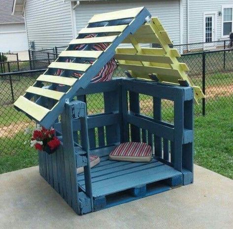 Casa In Pallet, Pvc Furniture, Backyard Kids, Pallet Playhouse, Kids Backyard, Build House, Outdoor Play Areas, Pallet House, Kids Outdoor Play