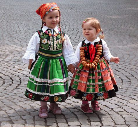 Little girls in Polish folk costumes - Łowicz Polish Traditional Costume, Polish Traditions, Polish Clothing, Costumes Around The World, Polish Folk, Kids Around The World, National Dress, Learn Quran, Folk Dresses