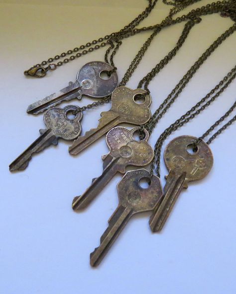 String Them Key Jewelry Diy, Old Key Crafts, Key Necklaces, Key Diy, Key Necklace Vintage, Key Crafts, Paint Keys, Vintage Jewelry Diy, Funky Necklace