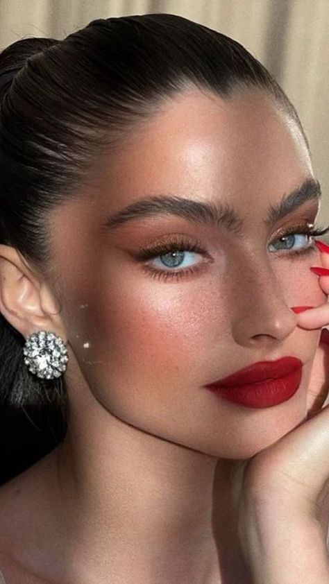 #makeup for brown eyes #simple eye makeup #makeup tips for beginners #makeup tips #makeup tutorial #nude makeup #face framing layers #makeup ideas #makeup looks #makeup #beauty makeup #bored panda coin #bored panda #trucco estivo #trucco elegante #trucco elegante occhi marroni #trucco matrimonio invitata #summer glow up #date night beauty #summer holiday hairstyles #prom makeup Makeup Bibir, Feminine Makeup, Red Lips Makeup Look, Maquillage On Fleek, Makeup Pengantin, Red Lip Makeup, Red Makeup, Makeup Transformation, Glamour Makeup