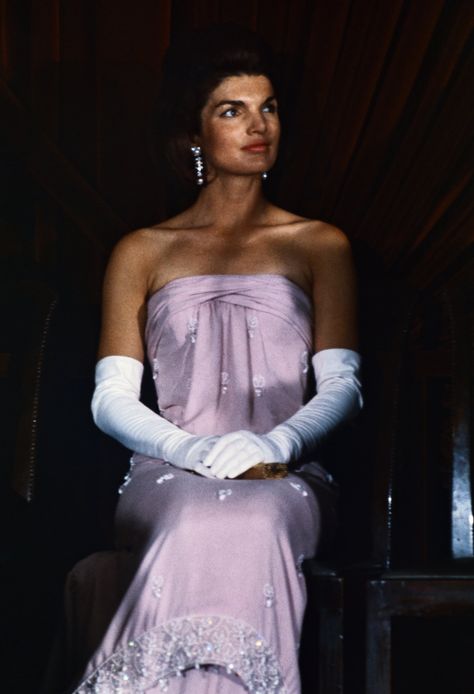 Jackie Kennedy at the National Gallery of Art in 1963 Jacqueline Onassis, Lee Radziwill, Jackie Onassis, Mid Century Fashion, First Ladies, Royal Ballet, Fashion Friday, Jackie O, Strapless Gown