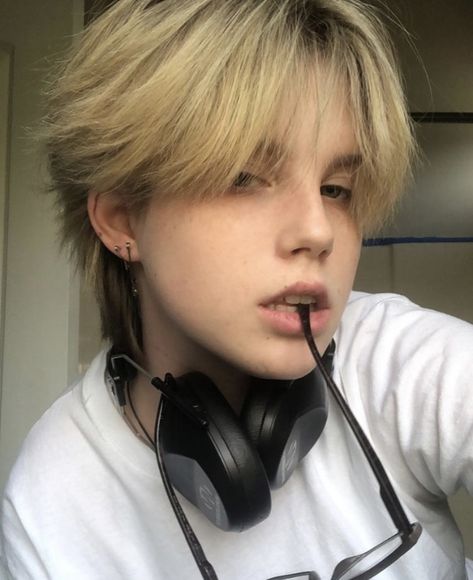 Blond Straight Hair Ideas, Short Straight Hair Masculine, Straight Short Hairstyles Nonbinary, Transboy Haircut Straight Hair, Femboy Haircuts Straight Hair, Queer Haircut, Short Light Brown Hair, Non Binary Haircuts, Kids Hair Color