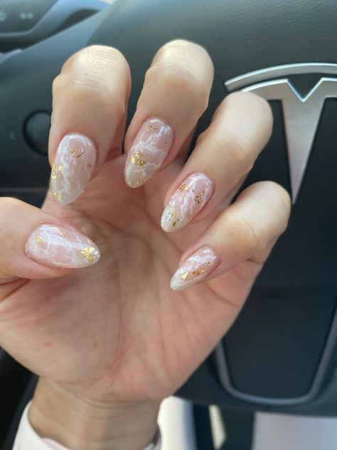 Gold Leaf Marble Nails, Gold Foil Marble Nails, Beige Nails With Gold Foil, Wedding Nails Gold Flakes, Funky Wedding Nails, Milky Gold Nails, White Marble Nails With Gold Flakes, Nails For Morena, Almond Nails With Gold Flakes