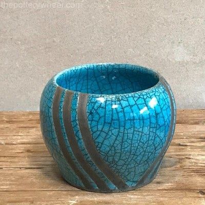 How to Glaze Raku Pottery - Glazing and Underglazing Raku Raku Glazed Ceramics, Raku Pottery Tutorials, Raku Glaze Ideas, Raku Glaze Recipes, Raku Pottery Ideas Inspiration, Raku Pottery Ideas, Diy Kiln, Raku Ideas, Pottery Shapes