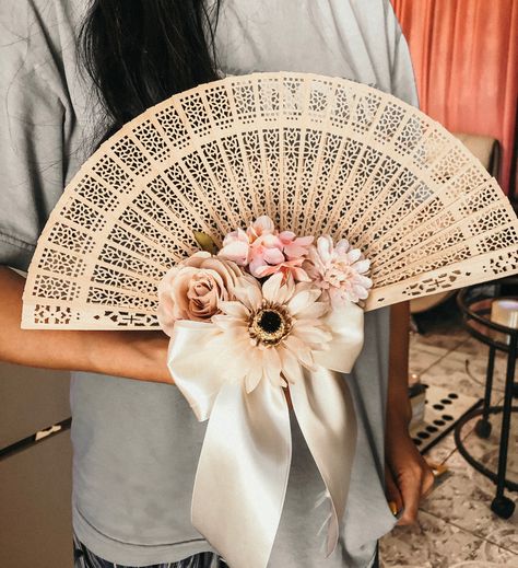 Bridesmaid Fan Bouquet, Bridesmaids With Fans, Entourage Flowers, Fan Bouquet, Filipiniana Wedding Dress, Bridesmaid Bouquet Alternatives, Filipiniana Wedding Theme, Tea Ceremony Wedding, Diy Wedding Photo Booth