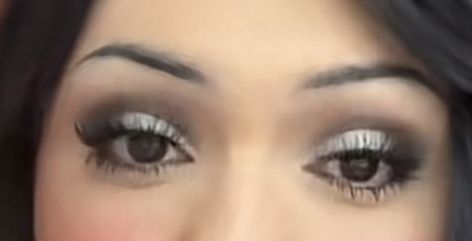 Emo Smokey Eye Makeup, Round Eye Smokey Eye, 200s Eye Makeup, Edgy Y2k Makeup, Trashy Eye Makeup, Y2k Smokey Eye Makeup, Trashy Y2k Eyeshadow, Trashy Y2k Eye Makeup, Y2k Makeup No Lashes