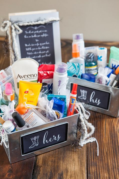 DIY Wedding // How to make a bathroom emergency kit + free sign printables! Bathroom Emergency Kit, Bathroom Basket Wedding, Personal Attendant, Wedding Emergency Kit, Wedding Bathroom, Bathroom Baskets, Emergency Kit, Wedding Printables, Wedding Tips