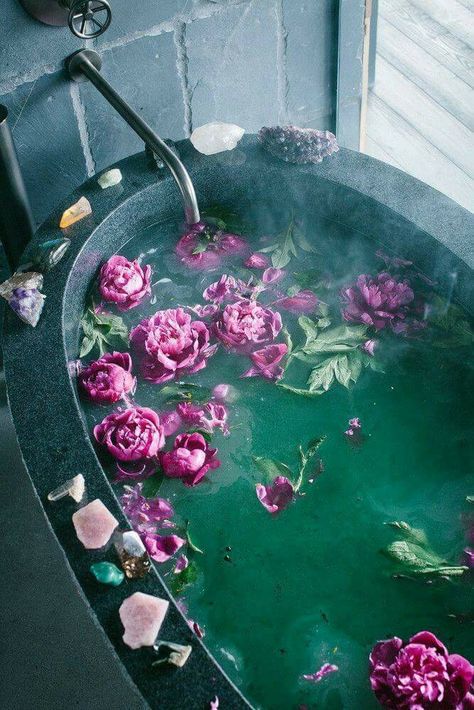 Beautiful herbal flower bath relaxing Sabun Mandi Cair, Interior Boho, Bilik Mandi, Ritual Bath, Bohol, Witch Aesthetic, Relaxing Bath, Boho Home, Western Decor