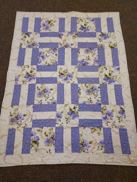 Easy 3 Yard Quilts, Quilt With Large Print Fabric, Feature Fabric Quilts, Porch Rails Quilt Pattern Free, 3yard Quilts Free, 5 Fabric Quilt Pattern, 4 Fabric Quilt Pattern, Three Color Quilts Patterns, 3 Yard Quilts Patterns Free